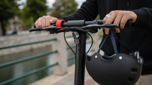 Trottinettes électriques : le préfet des Alpes-Maritimes impose casque et gilet obligatoires dès le 2 avril