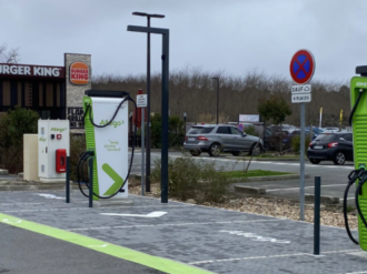 Allego et Burger King déploient des bornes de recharge ultra-rapide sur les parkings de restaurants