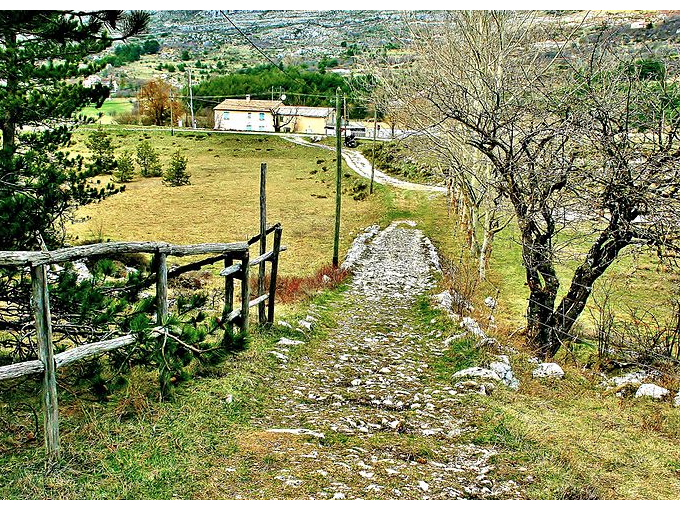 CAUSSOLS : 200 000 € (…)
