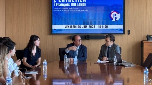 François Hollande : De président à député, un retour d'expériences partagé avec les membres du Parlement des Étudiants de Nice 