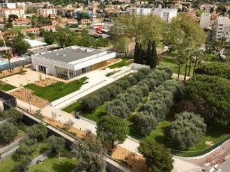Cannes La Bocca : nouvelle salle des fêtes moderne entourée d'un îlot de verdure