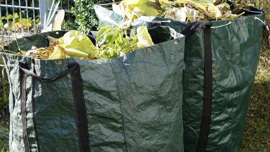 Lutte contre les brûlages de déchets verts : la Métropole Nice Côte d'Azur propose des solutions alternatives et rappelle que cette pratique est interdite toute l'année