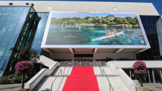 L'exotisme cannois s'affiche en grand sur le Palais des Festivals et des Congrès et à travers toute la France !