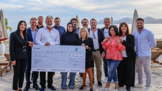 Les plagistes cannois remettent un chèque de 44 000 euros à la Fondation Cannes pour la jeunesse