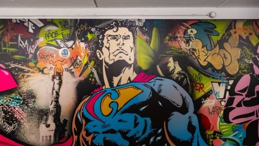 Une fresque pop art monumentale métamorphose le tunnel de la Ferrage à Cannes