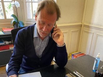 Entre Head tend la main aux dirigeants dans l'impasse