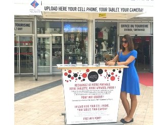 Une borne solaire gratuite pour la recharge des smartphones et l'accès au Wi-Fi à l'Office de Tourisme de Cannes
