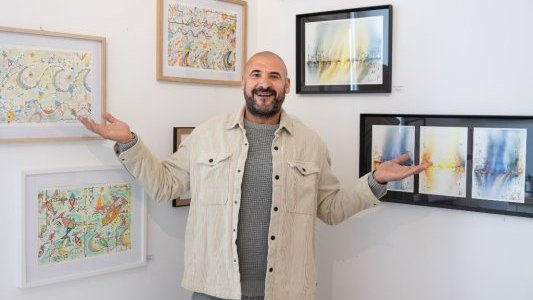William Consoli, un artiste entre mer et cuisine, expose son univers à Hyères