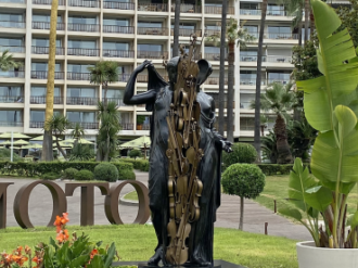 Arman s'invite au Mondrian Cannes pour une exposition à ciel ouvert