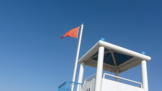 Le droit en vacances : ignorer une interdiction de baignade est désormais sanctionné