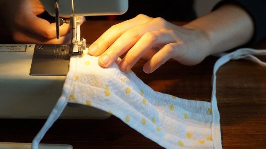 Masques textiles adaptés aux personnes en situation de handicap, le gouvernement encourage la production