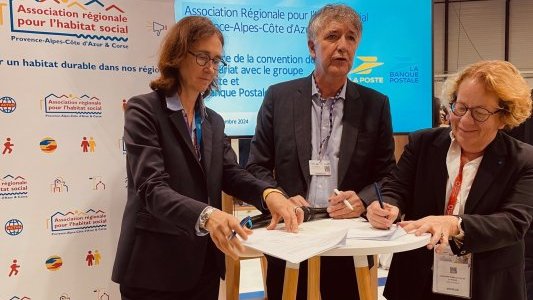 L'AR HLM, La Poste et La Banque Postale renforcent leur coopération en faveur de l'habitat social
