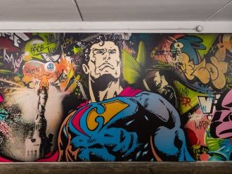 Une fresque pop art monumentale métamorphose le tunnel de la Ferrage à Cannes