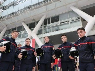 100 jeunes sapeurs-pompiers distingués lors d'une remise de casques à Marseille