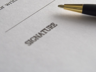Quelle est la valeur d'une clause d'arbitrage insérée dans un projet de contrat non signé ?