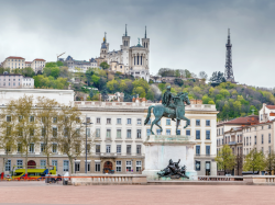 Tourisme 2025 : la France bat un nouveau record avec 102 millions de visiteurs et 77,5 milliards d'euros de recettes