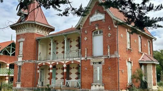 À Soulac-sur-Mer, La Roseraie, villa emblématique du XIXe siècle, mise aux enchères