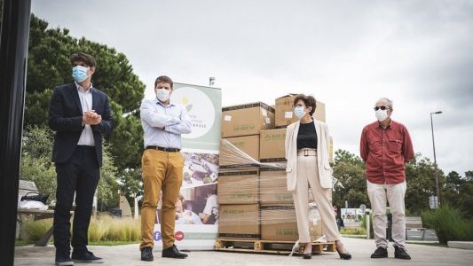 Grasse : les grandes parfumeries offrent plus de 4 000 masques et sur-blouses protectrices au Centre Hospitalier 