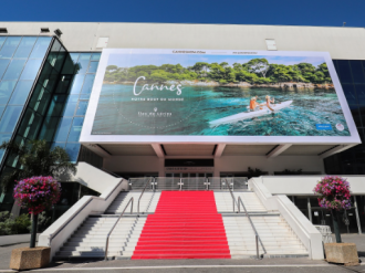 L'exotisme cannois s'affiche en grand sur le Palais des Festivals et des Congrès et à travers toute la France !