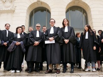 Des avocats niçois manifestent en robe contre la proposition de loi Attal