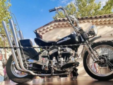 À Saint-Tropez, l'artiste SANTIAG fait renaître la mythique Harley de Brigitte Bardot