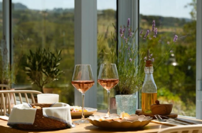 À La Cadière d’Azur, Enka célèbre la Provence