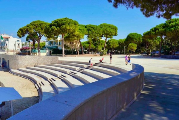 Antibes : le grand escalier monumental reliant la Pinède Gould à la mer est achevé